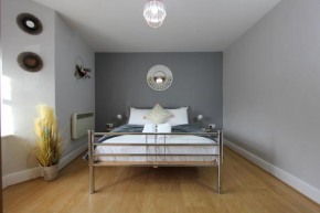 Gorgeous 2 Bed 2 Bath Flat and Parking by CozyNest